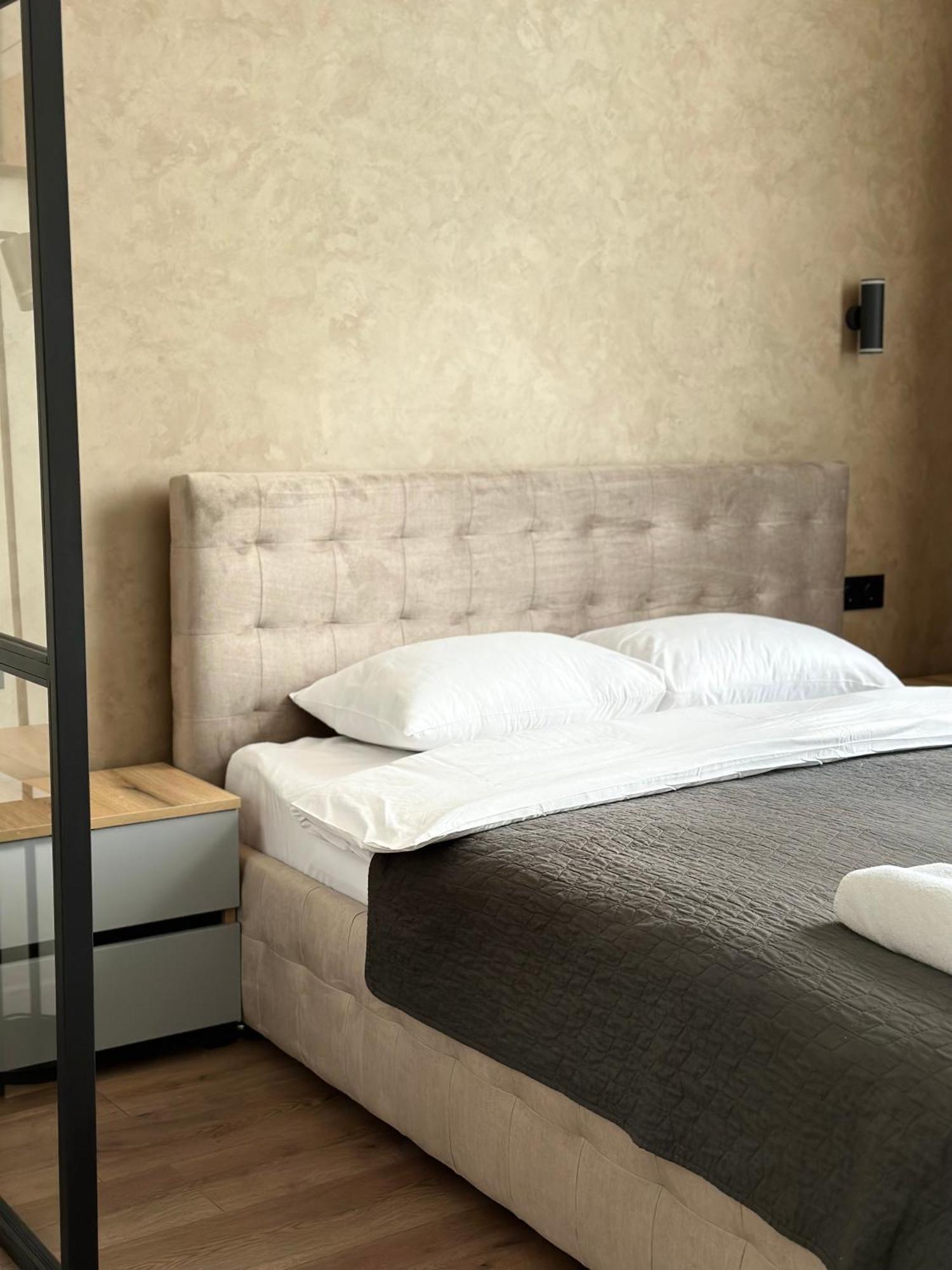 Romantic Apartments - In The Center Of Lviv , King-Size Bed Eksteriør billede