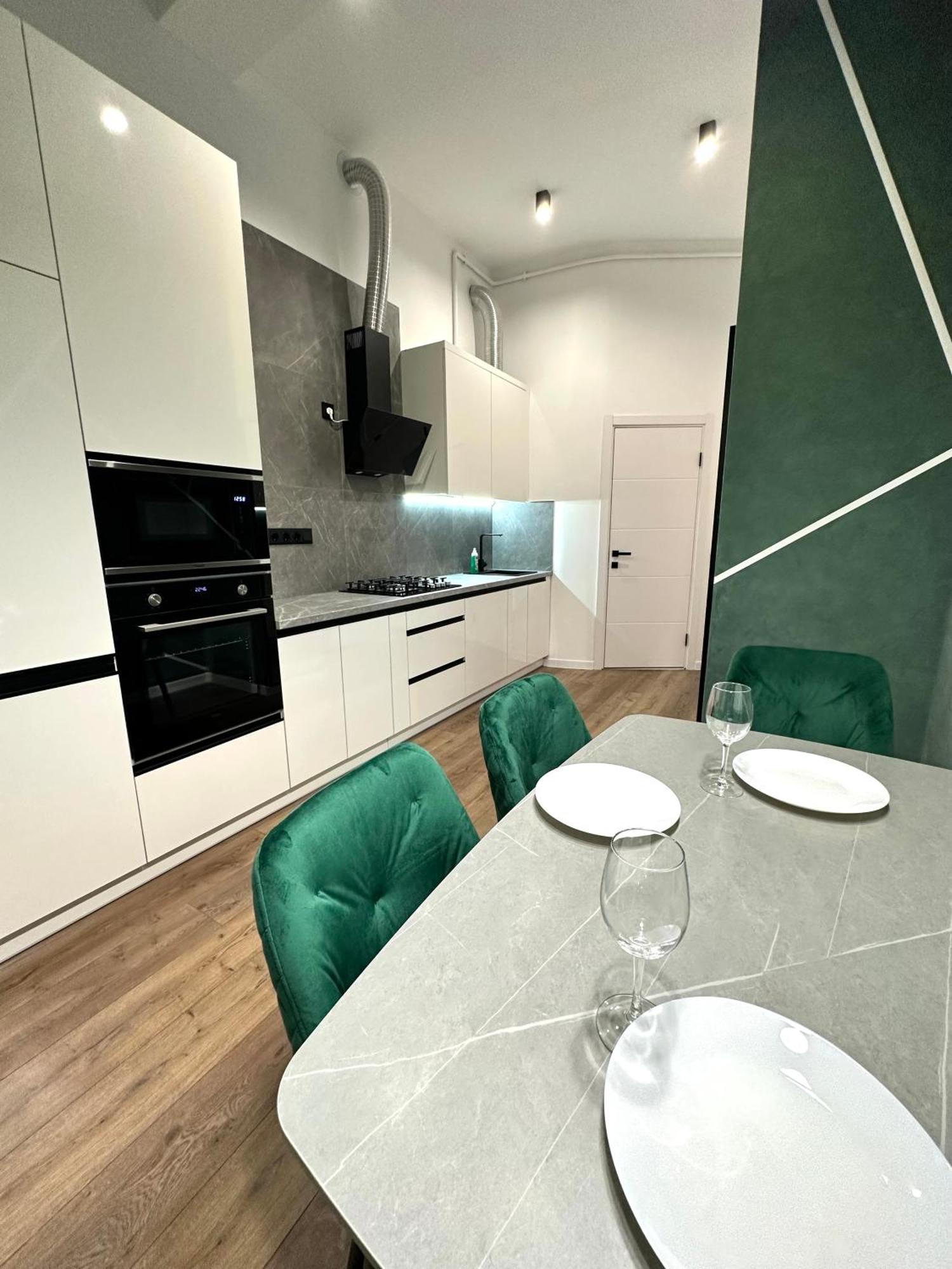 Romantic Apartments - In The Center Of Lviv , King-Size Bed Eksteriør billede