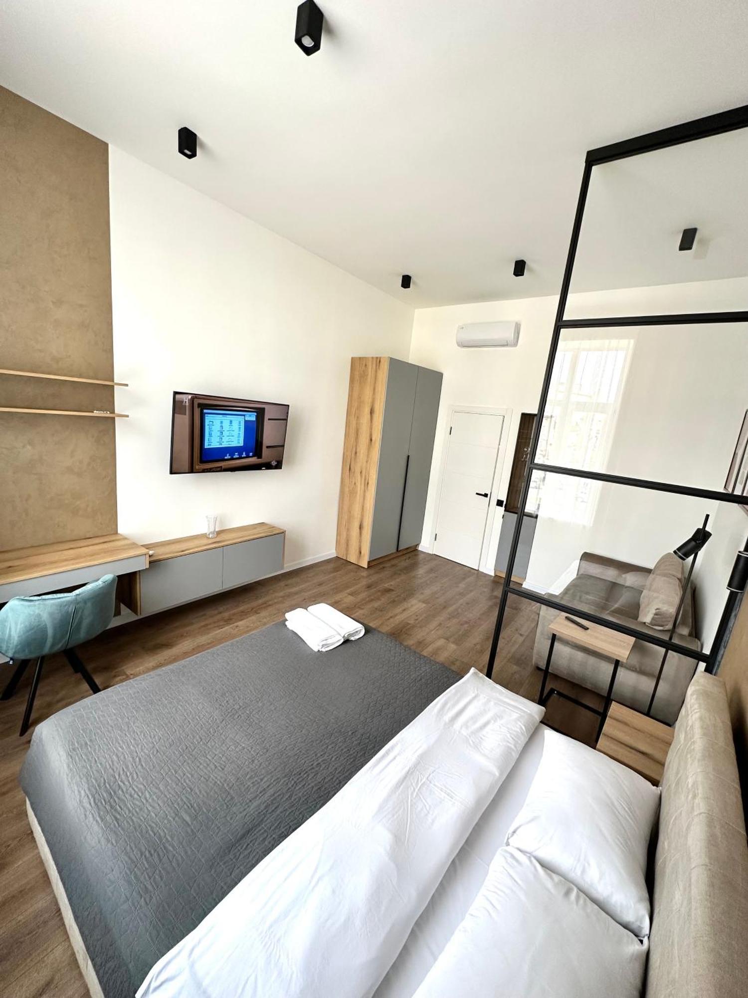 Romantic Apartments - In The Center Of Lviv , King-Size Bed Eksteriør billede