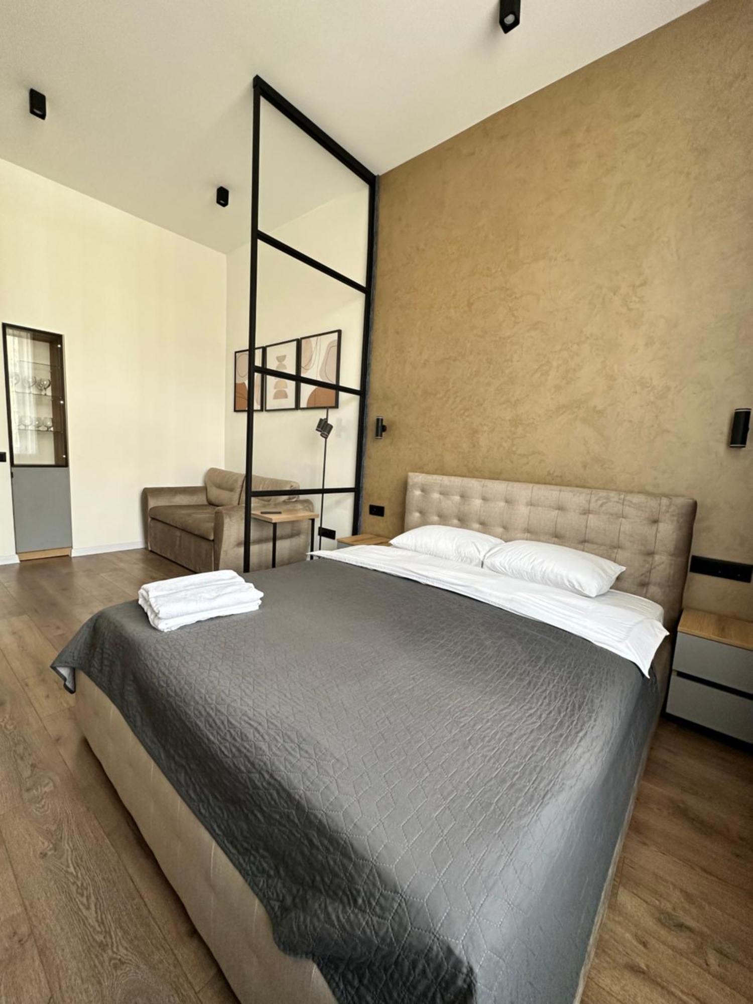 Romantic Apartments - In The Center Of Lviv , King-Size Bed Eksteriør billede