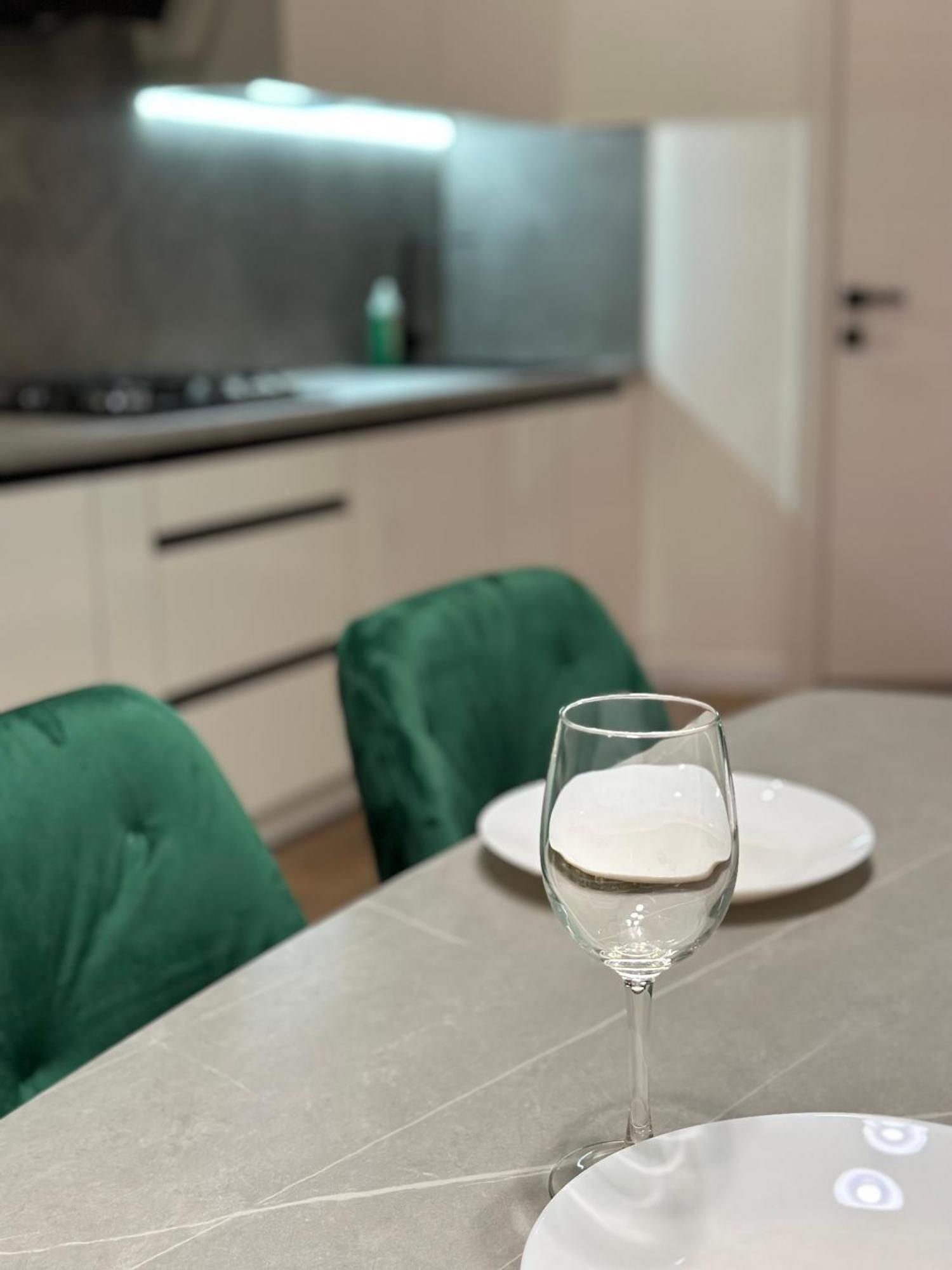 Romantic Apartments - In The Center Of Lviv , King-Size Bed Eksteriør billede