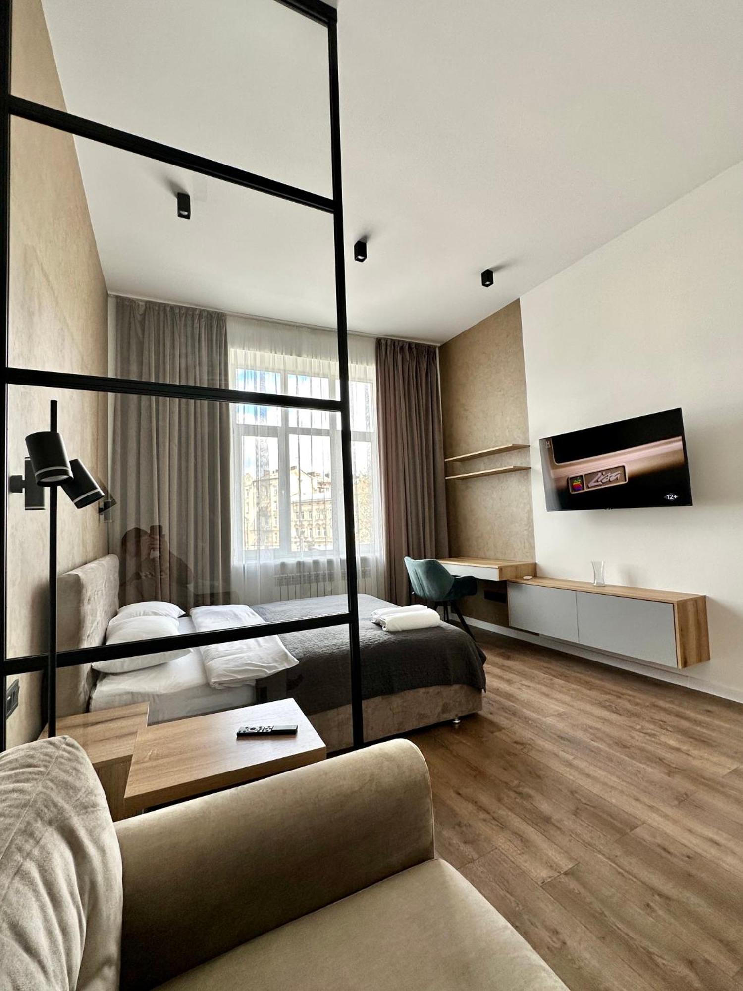 Romantic Apartments - In The Center Of Lviv , King-Size Bed Eksteriør billede